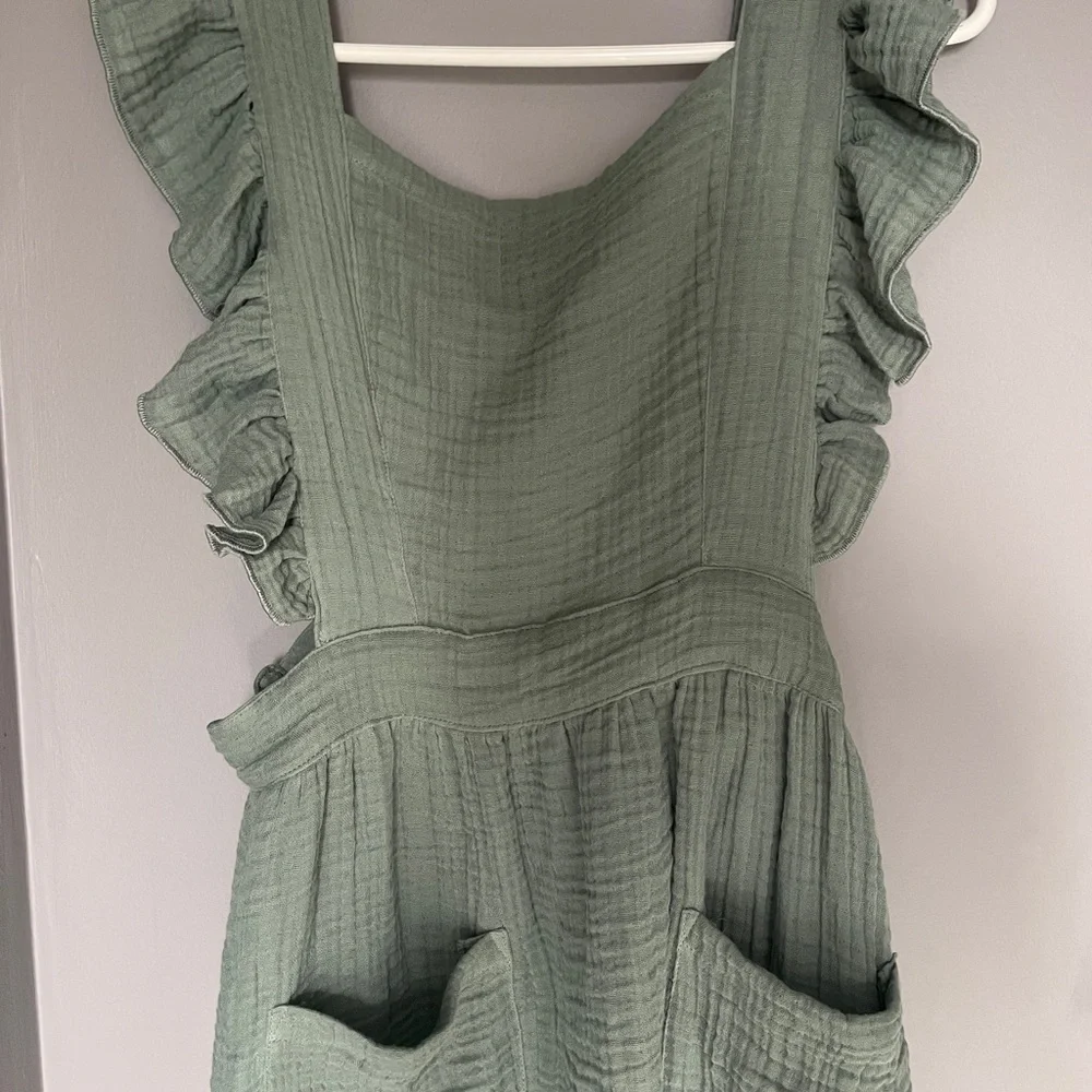 Green Ruffle Apron - Picture 2 of 4